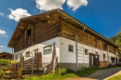 Das Gebäude in dem sich der Bauernhof befindet