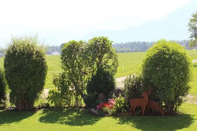 Ein Garten an der Unterkunft Plombergbauer