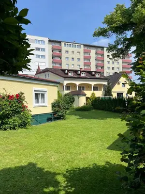 Ein Garten an der Unterkunft Villa am Stadtpark