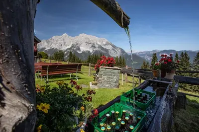 Ein allgemeiner Bergblick oder ein Berglick von des Ferienhauses aus