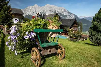 Ein allgemeiner Bergblick oder ein Berglick von des Ferienhauses aus