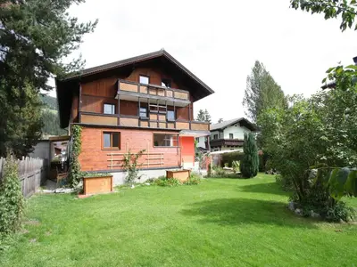 Das Gebäude in dem sich das Ferienhaus befindet