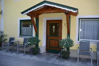 Das Gebäude in dem sich die Pension befindet
