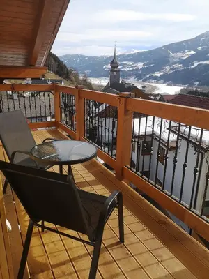 Ein allgemeiner Bergblick oder ein Berglick von des Aparthotels aus