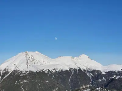 Ein allgemeiner Bergblick oder ein Berglick von der Ferienwohnung aus