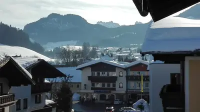 Ein allgemeiner Bergblick oder ein Berglick von des Gasthauses aus