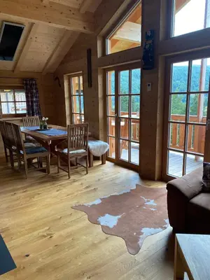 Ein Sitzbereich in der Unterkunft Almhütte
