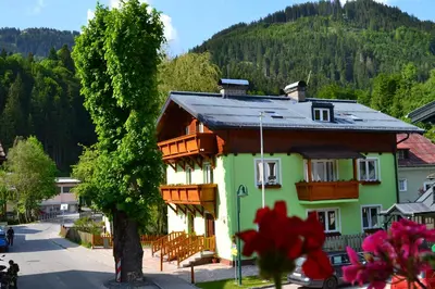 Ein allgemeiner Bergblick oder ein Berglick von des Aparthotels aus