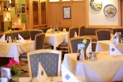 Ein Restaurant oder anderes Speiselokal in der Unterkunft Seegasthof Hois'n Wirt - Hotel mit Wellnessbereich