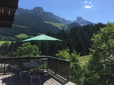 Ein allgemeiner Bergblick oder ein Berglick von des Ferienhauses aus