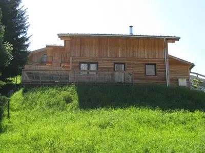 Das Gebäude in dem sich das Ferienhaus befindet
