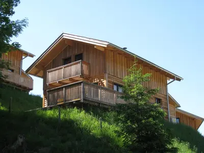 Das Gebäude in dem sich das Ferienhaus befindet