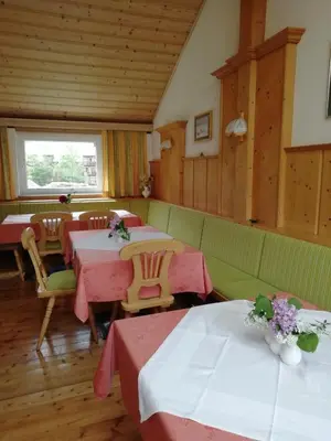 Ein Restaurant oder anderes Speiselokal in der Unterkunft Pension Strauss