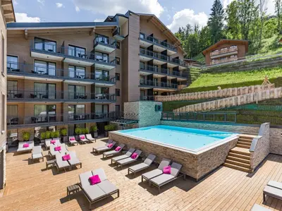 Der Swimmingpool an oder in der Nähe von Hotel Adapura Wagrain