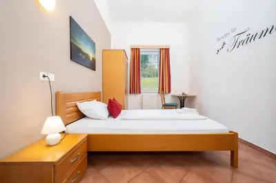 Ein Bett oder Betten in einem Zimmer der Unterkunft Apartmentdorf Flößerstube