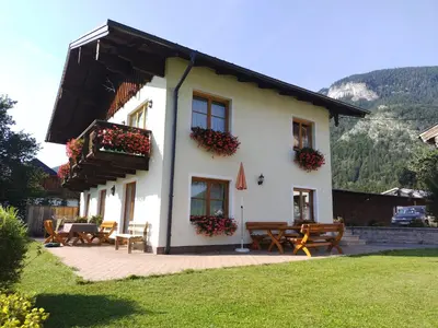 Ein allgemeiner Bergblick oder ein Berglick von der Ferienwohnung aus