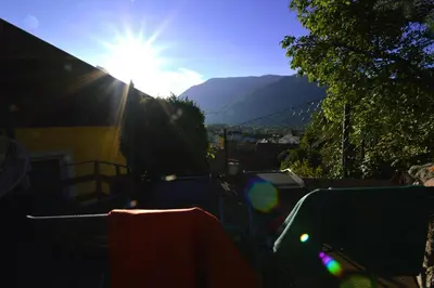 Ein allgemeiner Bergblick oder ein Berglick von der Pension aus