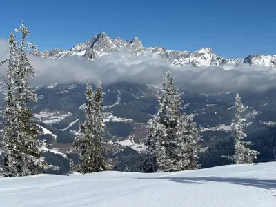 Ein allgemeiner Bergblick oder ein Berglick von der Ferienwohnung aus