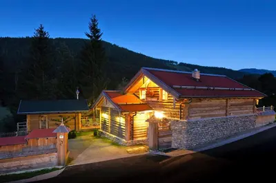 Ein allgemeiner Bergblick oder ein Berglick von des Chalets aus