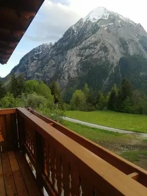 Ein allgemeiner Bergblick oder ein Berglick von des Bauernhofs aus