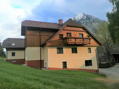 Ein allgemeiner Bergblick oder ein Berglick von des Bauernhofs aus