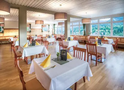 Ein Restaurant oder anderes Speiselokal in der Unterkunft JUFA Hotel Bad Aussee