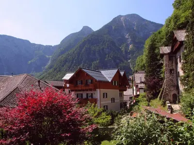 Ein allgemeiner Bergblick oder ein Berglick von des Gasthauses aus