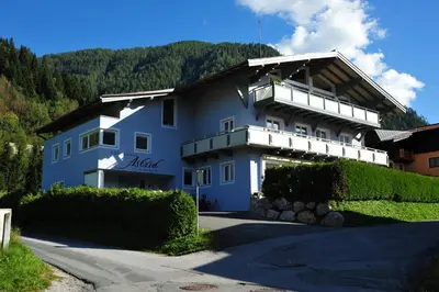Ein allgemeiner Bergblick oder ein Berglick von der Pension aus