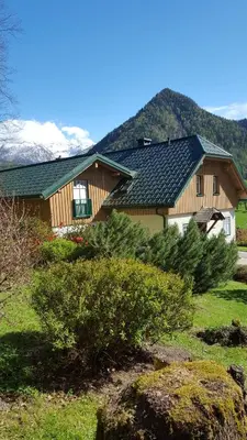 Ein allgemeiner Bergblick oder ein Berglick von des Ferienhauses aus