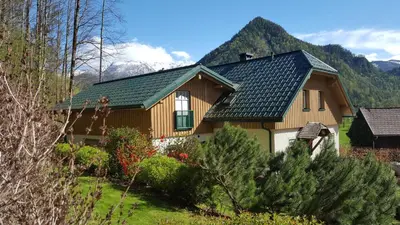 Ein allgemeiner Bergblick oder ein Berglick von des Ferienhauses aus