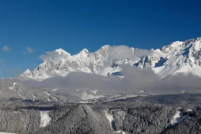 Ein allgemeiner Bergblick oder ein Berglick von des Ferienhauses aus