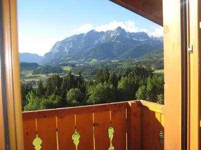 Ein allgemeiner Bergblick oder ein Berglick von der Ferienwohnung aus