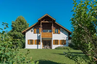 Das Gebäude in dem sich das Ferienhaus befindet