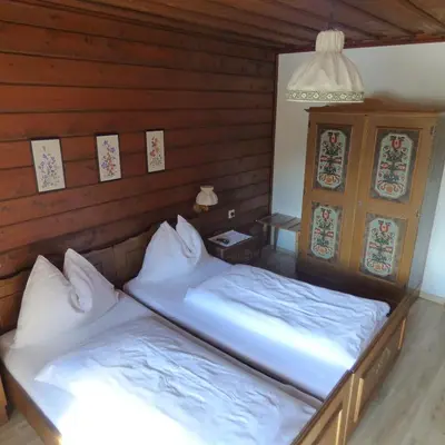Ein Bett oder Betten in einem Zimmer der Unterkunft Wieselmühle Forellenhof