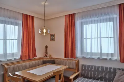 Ein Sitzbereich in der Unterkunft Oberauhof
