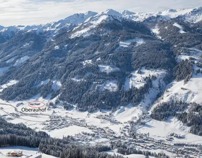 Ein allgemeiner Bergblick oder ein Berglick von des Bauernhofs aus