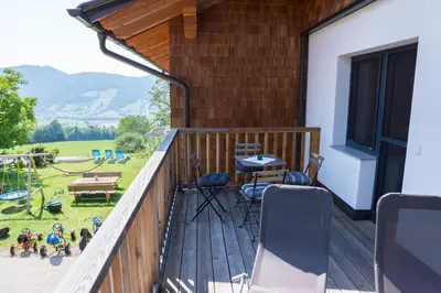 Ein allgemeiner Bergblick oder ein Berglick von des Bauernhofs aus