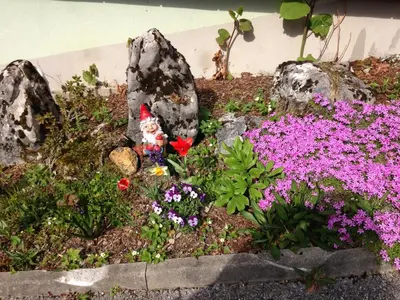 Ein Garten an der Unterkunft Landhaus Bergzeit
