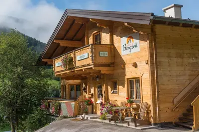 Ein allgemeiner Bergblick oder ein Berglick von des Gasthauses aus