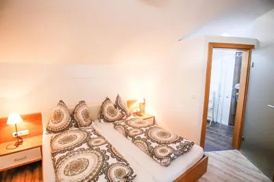 Ein Bett oder Betten in einem Zimmer der Unterkunft Pension Café Maier