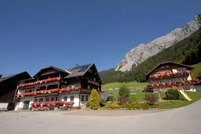 Ein allgemeiner Bergblick oder ein Berglick von des Bed & Breakfasts aus