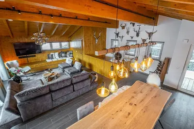 Ein Sitzbereich in der Unterkunft Chalet Dorf Wagrain Alpenleben by AlpenTravel