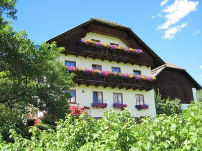 Ein Garten an der Unterkunft Haus Pfarrkirchner