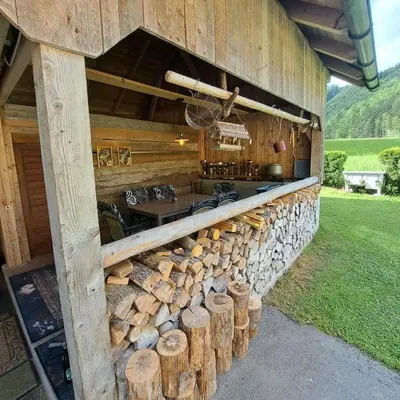 Ein für Gäste verfügbarer Grill im Chalet