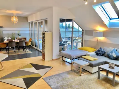 Ein Sitzbereich in der Unterkunft FeWo Atterseeperle - 80m2 mit See- und Gebirgsblick