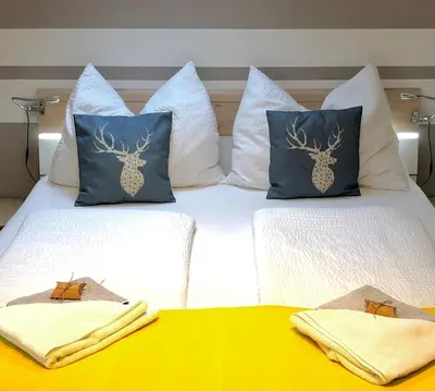 Ein Bett oder Betten in einem Zimmer der Unterkunft FeWo Atterseeperle - 80m2 mit See- und Gebirgsblick