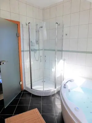 Ein Badezimmer in der Unterkunft FeWo Atterseeperle - 80m2 mit See- und Gebirgsblick