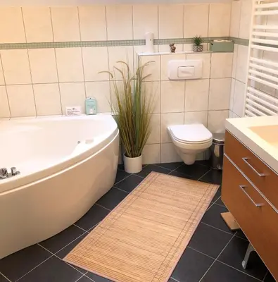 Ein Badezimmer in der Unterkunft FeWo Atterseeperle - 80m2 mit See- und Gebirgsblick