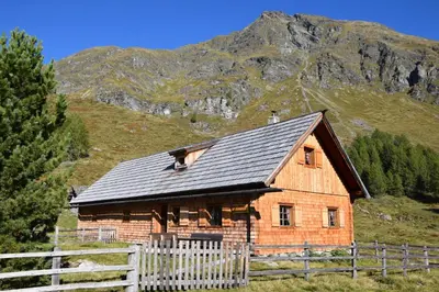 Ein allgemeiner Bergblick oder ein Berglick von der Ferienwohnung aus