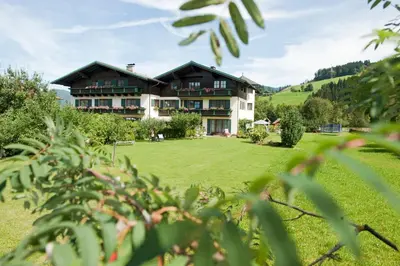 Ein Garten an der Unterkunft Pension Kreuzer